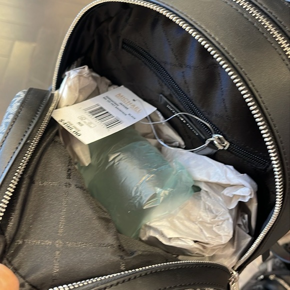 Michael Kors Jaycee Medium Ombré Signature Logo Backpack
Black 
NWT - Picture 14 of 14